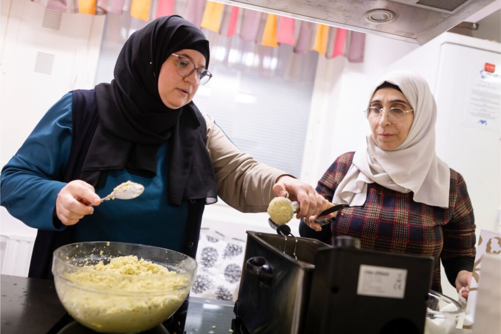 Jamila Iskif ja Iman Altinawi valmistavat falafelejä.