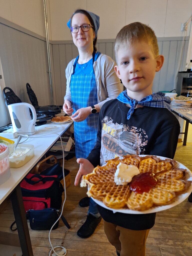 Kahdeksanvuotias Väinö tarjoilee vohveleita.